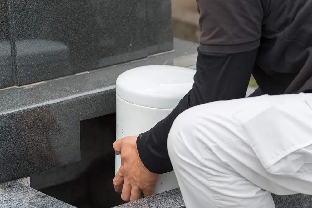 ご遺骨の取り出し イメージ